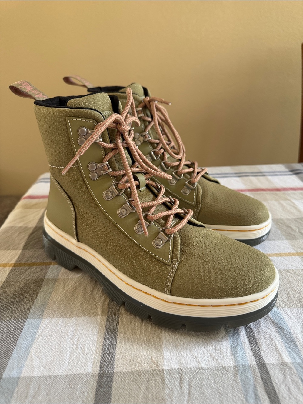 Dr. Martens Combs Women’s Olive Green Combat Lace Up Boots - Size 9